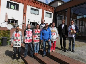 Die BI gegen die Hähnchenmastanlage in Könkendorf war engagiert vor Ort. 2.v.l. der Nabu-Rechtsanwalt Deppner.